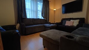 Living area - No1 Central Hot Tub & Pool Table w/Private Garden (Cardiff)