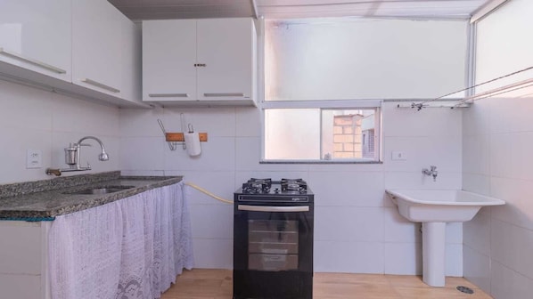 Refrigerador, microondas y parrilla de estufa
