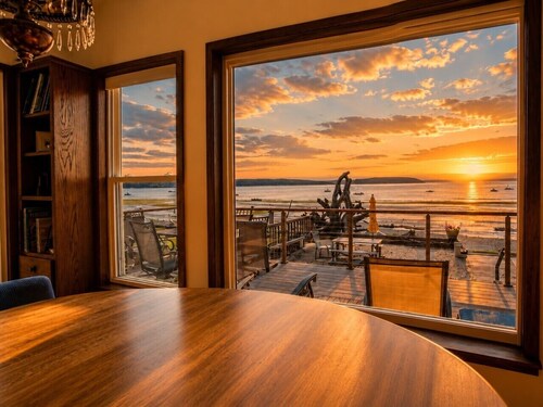 Useless Bay I Beachfront I Sleeps 8