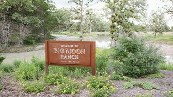 Willkommensschild für Big Moon Ranch in Ledbetter, Texas.