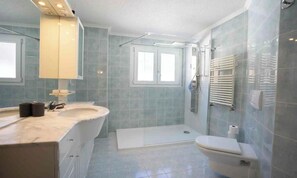 Douche, sèche-cheveux, serviettes fournies, savon
