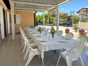 Outdoor dining - Villa degli Iris · Piscina privata, giardino e BBQ a Mascalucia (Mascalucia)