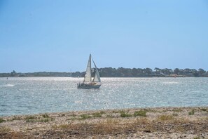 A sailboat on calm water with a clear sky. - Vue mer et garage privé • Port de Kernével (Larmor-Plage)