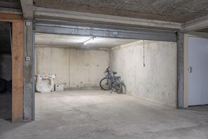 Eine Betongarage mit einem Fahrrad darin.