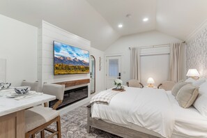1 bedroom, WiFi, bed sheets - Little Bit of Honey - Queen Studio, Fireplace & Full Kitchen, Short Drive to ISU (Pocatello)