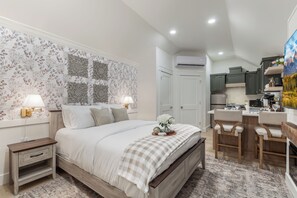 1 bedroom, WiFi, bed sheets - Little Bit of Honey - Queen Studio, Fireplace & Full Kitchen, Short Drive to ISU (Pocatello)