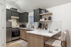 Private kitchen - Little Bit of Honey - Queen Studio, Fireplace & Full Kitchen, Short Drive to ISU (Pocatello)