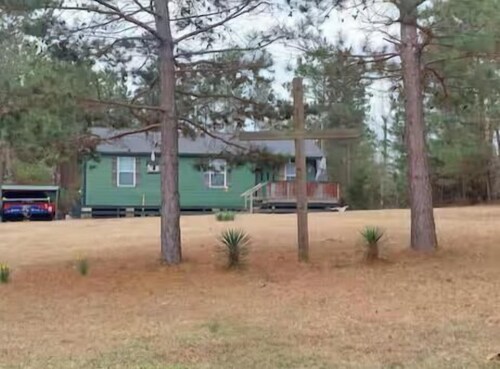 Relax in the woods in this quaint 3-bedroom house with a pool in Kennard.