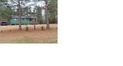 Relax in the woods in this quaint 3-bedroom house with a pool in Kennard.