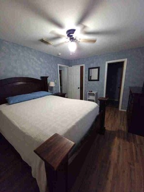 3 habitaciones, tabla de planchar con plancha y ropa de cama 