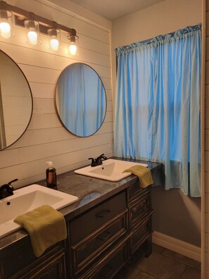 Bathroom - Spacious 4-bedroom house in Muskogee with AC (Muskogee)