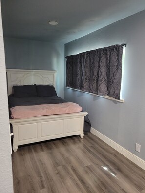 Room - Spacious 4-bedroom house in Muskogee with AC (Muskogee)
