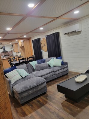 Living area - Spacious 4-bedroom house in Muskogee with AC (Muskogee)