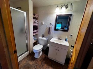 Shower, hair dryer, towels, soap - 1-bedroom cabin, steps to Bull Lake & Halfway House restaurant & bar (Troy)