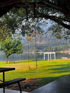 Outdoor dining - 1-bedroom cabin, steps to Bull Lake & Halfway House restaurant & bar (Troy)