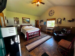 1 bedroom, travel cot, free WiFi, bed sheets - 1-bedroom cabin, steps to Bull Lake & Halfway House restaurant & bar (Troy)