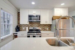 Private kitchen - 4 Blocks from King St., 3 BR, 2 BA with a porch and 1 parking spot (Charleston)