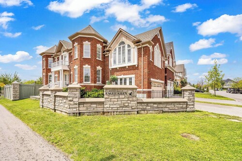 4 Tvs, King Bed, Across Recreational Park, Tennis Court, Near Commercial Shops!