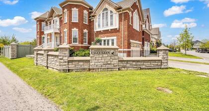 4 Tvs, King Bed, Across Recreational Park, Tennis Court, Near Commercial Shops!