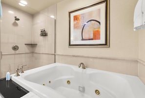 Bathroom - Signature Studio / No Resort Fee & Pool (Las Vegas)