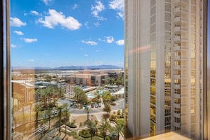 Interior - On LV Strip + Resort Access / Signature MGM (Las Vegas)