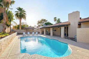 A swimming pool with lounge chairs and a covered patio area. - Sunnyside - Pool - Putting Green - Game Room (Phoenix)