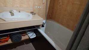 A bathroom with a sink, toilet, and bathtub. - Studio cosy avec coin cabine – Le Sauze (Enchastrayes)