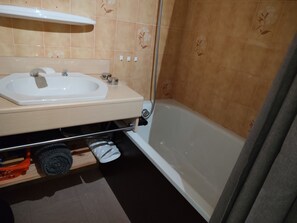 A bathroom with a sink, toilet, and bathtub. - Studio cosy avec coin cabine – Le Sauze (Enchastrayes)