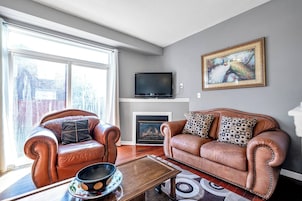 House, 4 Bedrooms | Living room