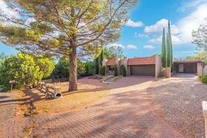 Property grounds - Spacious Home w/ Stunning Red Rock Views & Hot Tub | Near Broken Arrow Trail (Sedona)