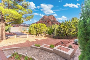 Property grounds - Spacious Home w/ Stunning Red Rock Views & Hot Tub | Near Broken Arrow Trail (Sedona)