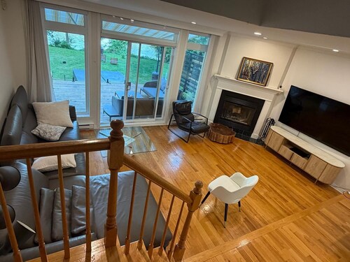 Luxury Retreat with Private Jacuzzi, Terrace & Home Office
