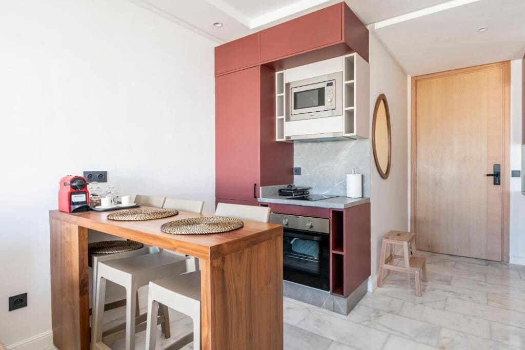 Apartamento superior, balcón, vistas a la ciudad | Cocina privada | Nevera en la zona común y microondas en la zona común