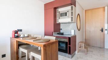 Apartamento superior, balcón, vistas a la ciudad | Cocina privada | Nevera en la zona común y microondas en la zona común