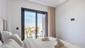 Una habitación de hotel con cama, ventana y vistas al exterior.