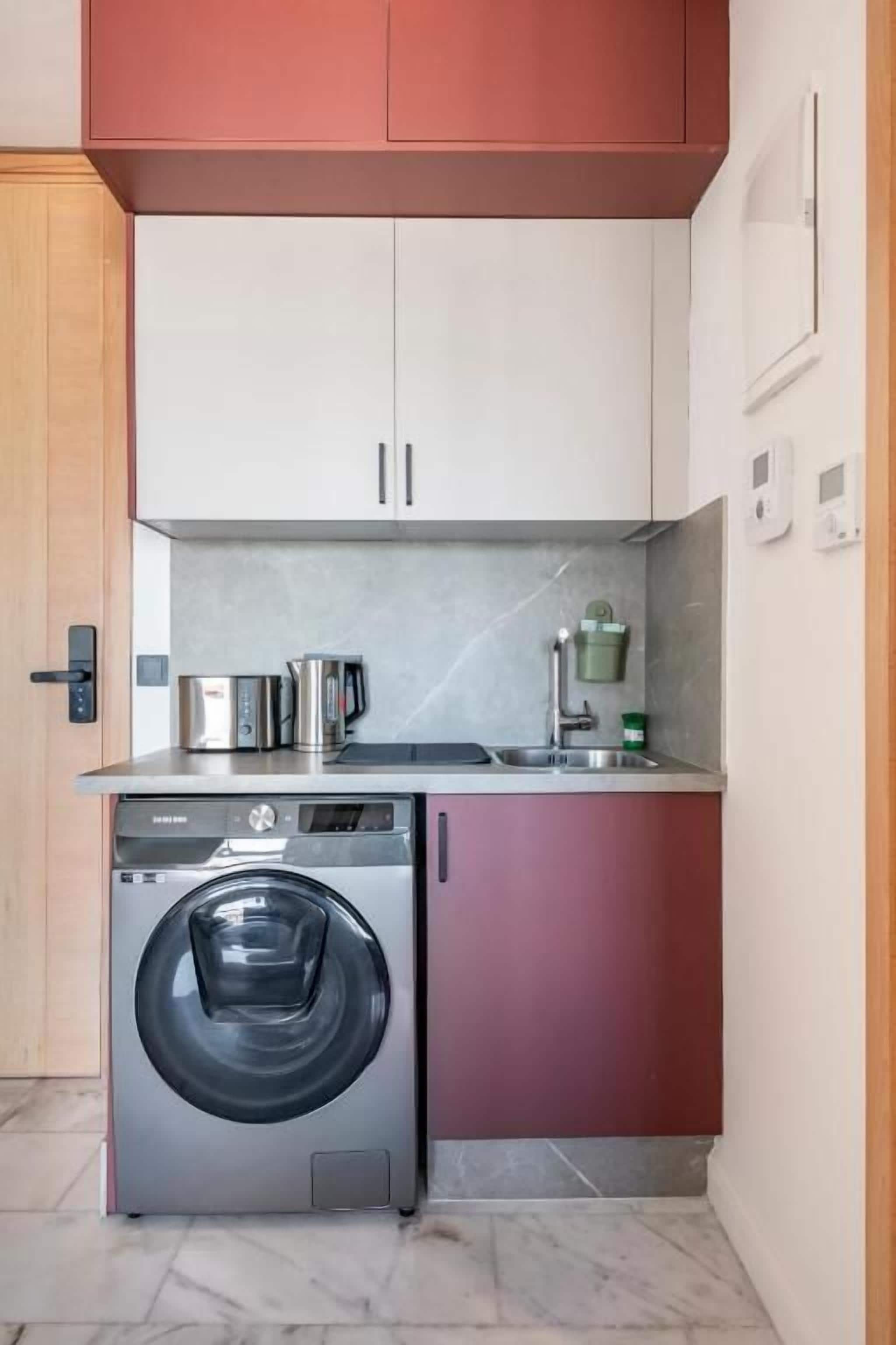 Superior Apartment, Balcony, City View | Private kitchen