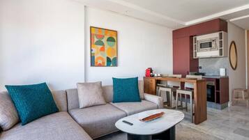 Apartamento superior, balcón, vistas a la ciudad | Zona de estar