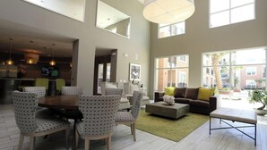 Un espacio habitable amplio con comedor, sofá y mesa de centro.