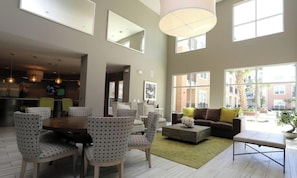Un espacio habitable amplio con comedor, sofá y mesa de centro.