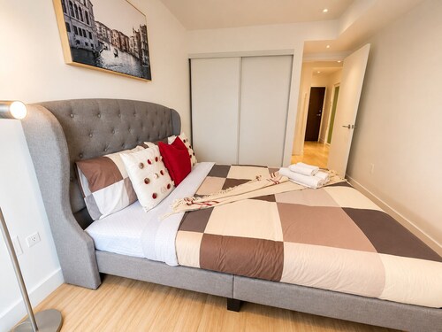Spacious Condo near CN Tower | Parking