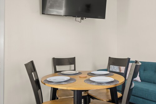 Downtown Comfort – 4 Guests & Basement