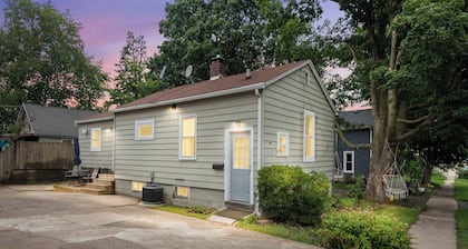 Downtown Comfort – 4 Guests & Basement
