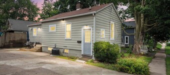 Downtown Comfort – 4 Guests & Basement