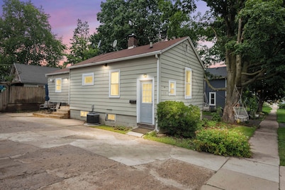 Downtown Comfort – 4 Guests & Basement