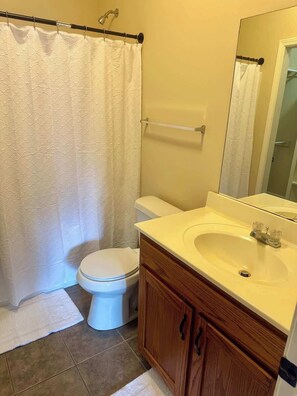 Shower, hair dryer, shampoo - Game Day Nest (Oxford)