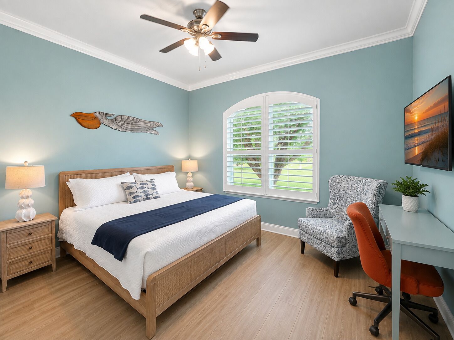 5 bedrooms, desk, travel crib, internet