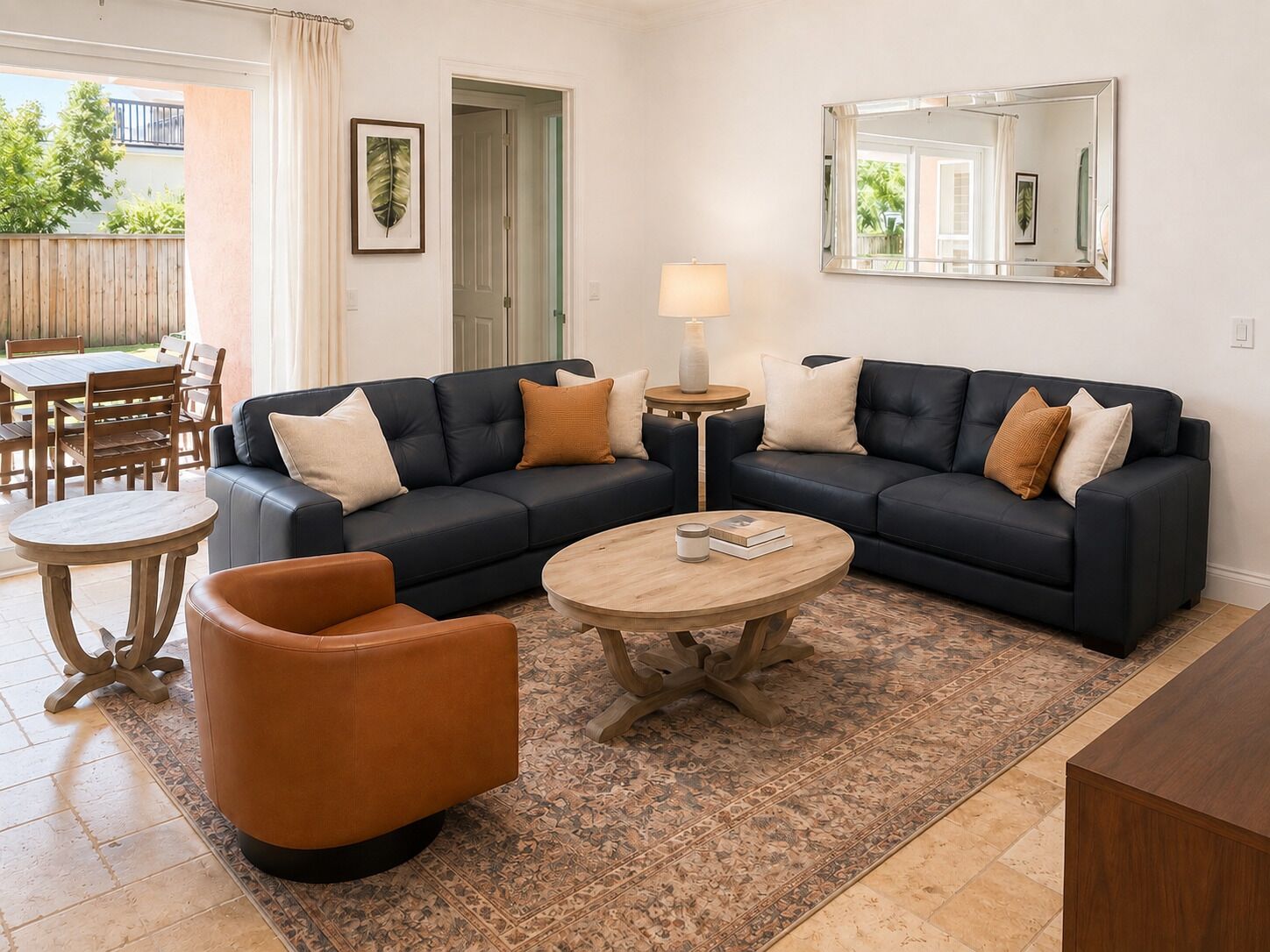Un salon avec un canapé d’angle, une table basse et un tapis à motifs.