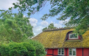 A traditional house with a thatched roof, surrounded by lush greenery. - Amazing home in Korsør with WiFi (Korsør)