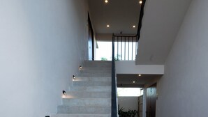 Un escalier au design moderne, menant à un étage supérieur.