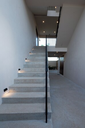 Un escalier au design moderne, menant à un étage supérieur.